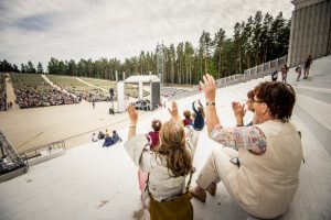 Iespēju aplūkot atjaunoto Mežaparka Lielo estrādi izmanto liels skaits rīdzinieku un pilsētas viesu