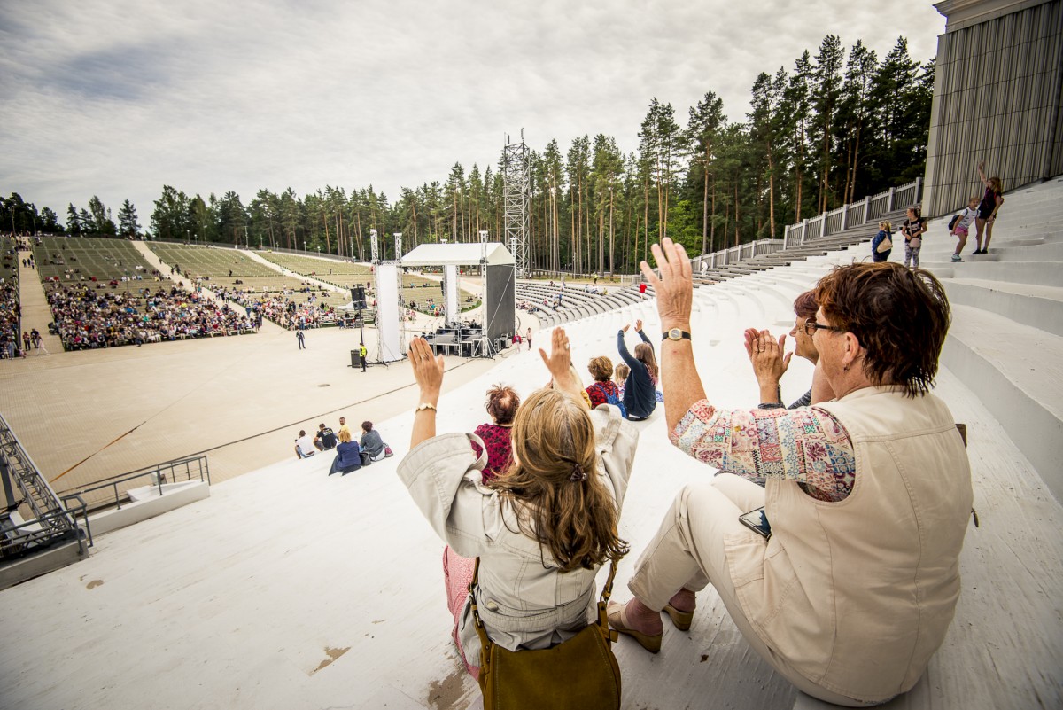 Iespēju aplūkot atjaunoto Mežaparka Lielo estrādi izmanto liels skaits rīdzinieku un pilsētas viesu