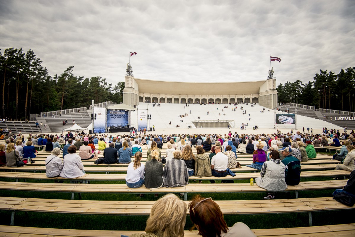 Iespēju aplūkot atjaunoto Mežaparka Lielo estrādi izmanto liels skaits rīdzinieku un pilsētas viesu