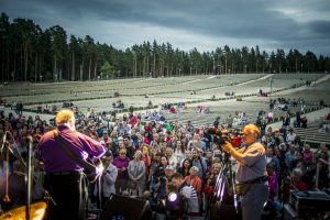 Iespēju aplūkot atjaunoto Mežaparka Lielo estrādi izmanto liels skaits rīdzinieku un pilsētas viesu