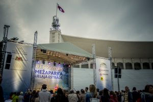 Iespēju aplūkot atjaunoto Mežaparka Lielo estrādi izmanto liels skaits rīdzinieku un pilsētas viesu