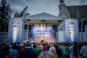 Iespēju aplūkot atjaunoto Mežaparka Lielo estrādi izmanto liels skaits rīdzinieku un pilsētas viesu