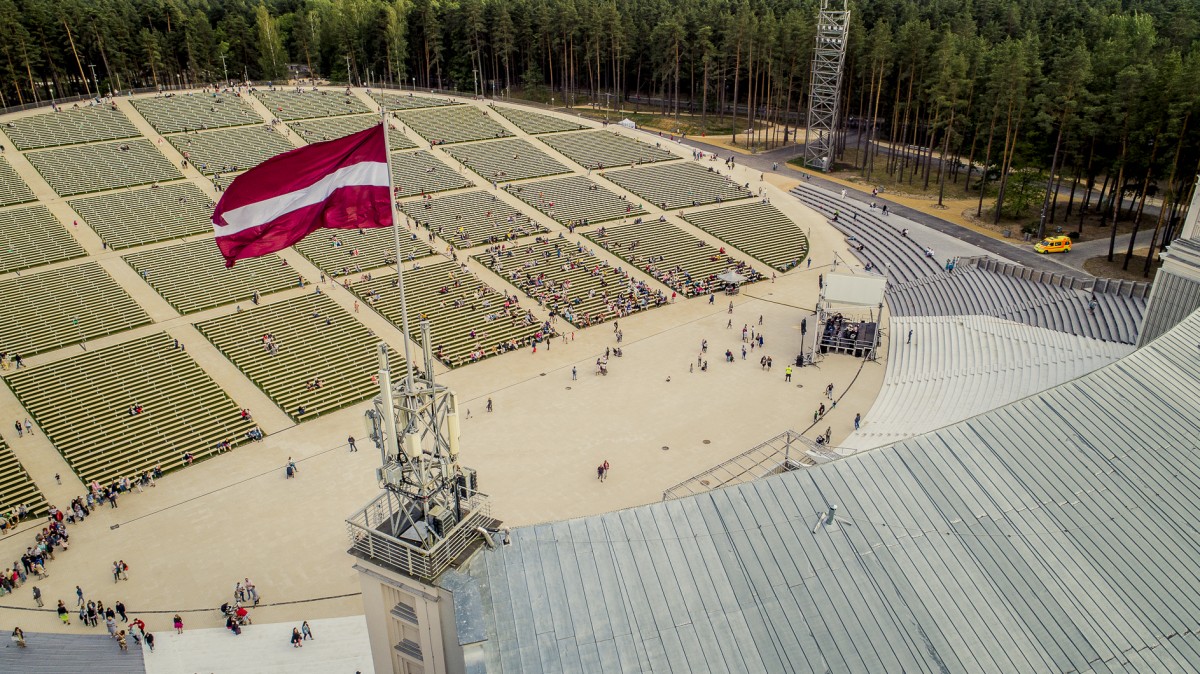 Iespēju aplūkot atjaunoto Mežaparka Lielo estrādi izmanto liels skaits rīdzinieku un pilsētas viesu