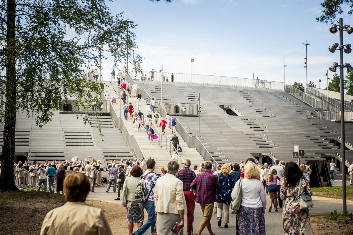 Iespēju aplūkot atjaunoto Mežaparka Lielo estrādi izmanto liels skaits rīdzinieku un pilsētas viesu