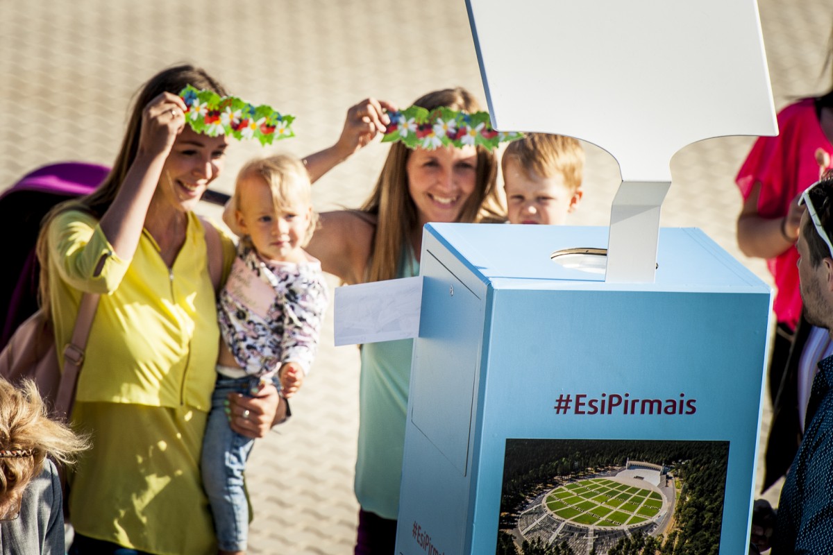 Iespēju aplūkot atjaunoto Mežaparka Lielo estrādi izmanto liels skaits rīdzinieku un pilsētas viesu