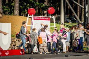 Iespēju aplūkot atjaunoto Mežaparka Lielo estrādi izmanto liels skaits rīdzinieku un pilsētas viesu