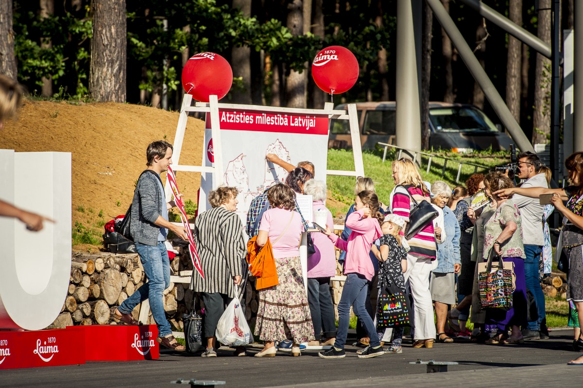 Iespēju aplūkot atjaunoto Mežaparka Lielo estrādi izmanto liels skaits rīdzinieku un pilsētas viesu