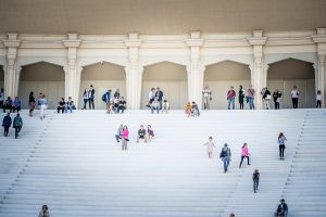 Iespēju aplūkot atjaunoto Mežaparka Lielo estrādi izmanto liels skaits rīdzinieku un pilsētas viesu