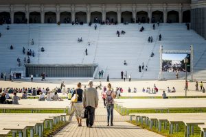 Iespēju aplūkot atjaunoto Mežaparka Lielo estrādi izmanto liels skaits rīdzinieku un pilsētas viesu