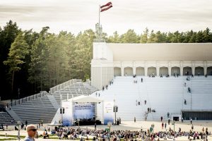 Iespēju aplūkot atjaunoto Mežaparka Lielo estrādi izmanto liels skaits rīdzinieku un pilsētas viesu