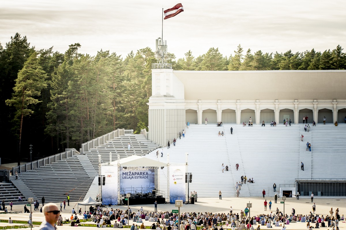 Iespēju aplūkot atjaunoto Mežaparka Lielo estrādi izmanto liels skaits rīdzinieku un pilsētas viesu