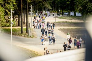Iespēju aplūkot atjaunoto Mežaparka Lielo estrādi izmanto liels skaits rīdzinieku un pilsētas viesu