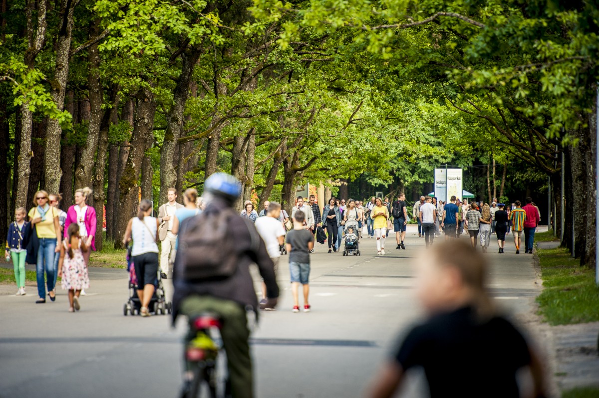 Iespēju aplūkot atjaunoto Mežaparka Lielo estrādi izmanto liels skaits rīdzinieku un pilsētas viesu