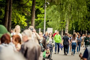Iespēju aplūkot atjaunoto Mežaparka Lielo estrādi izmanto liels skaits rīdzinieku un pilsētas viesu