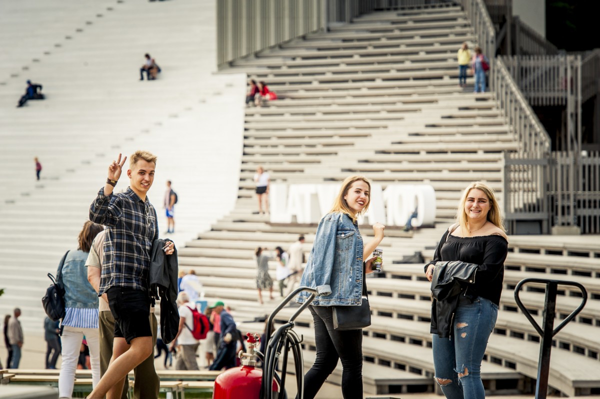 Iespēju aplūkot atjaunoto Mežaparka Lielo estrādi izmanto liels skaits rīdzinieku un pilsētas viesu