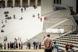 Iespēju aplūkot atjaunoto Mežaparka Lielo estrādi izmanto liels skaits rīdzinieku un pilsētas viesu