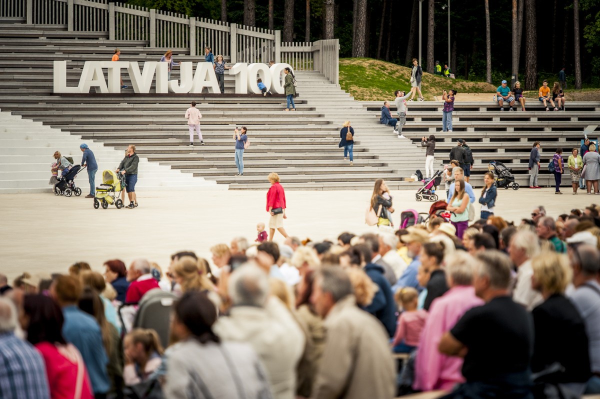 Iespēju aplūkot atjaunoto Mežaparka Lielo estrādi izmanto liels skaits rīdzinieku un pilsētas viesu
