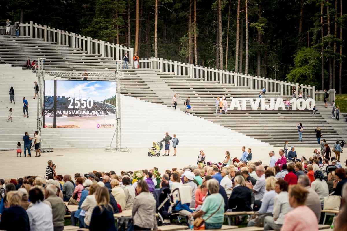 Iespēju aplūkot atjaunoto Mežaparka Lielo estrādi izmanto liels skaits rīdzinieku un pilsētas viesu