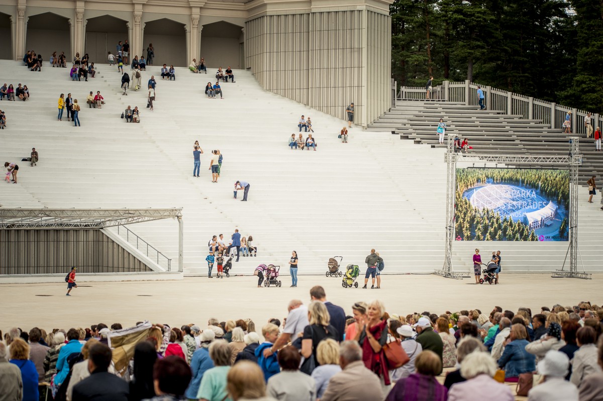 Iespēju aplūkot atjaunoto Mežaparka Lielo estrādi izmanto liels skaits rīdzinieku un pilsētas viesu