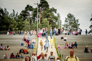 Iespēju aplūkot atjaunoto Mežaparka Lielo estrādi izmanto liels skaits rīdzinieku un pilsētas viesu