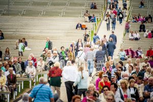 Iespēju aplūkot atjaunoto Mežaparka Lielo estrādi izmanto liels skaits rīdzinieku un pilsētas viesu