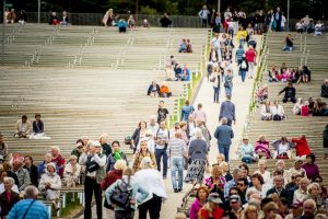 Iespēju aplūkot atjaunoto Mežaparka Lielo estrādi izmanto liels skaits rīdzinieku un pilsētas viesu