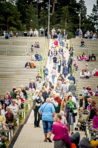 Iespēju aplūkot atjaunoto Mežaparka Lielo estrādi izmanto liels skaits rīdzinieku un pilsētas viesu