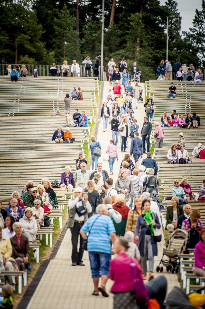 Iespēju aplūkot atjaunoto Mežaparka Lielo estrādi izmanto liels skaits rīdzinieku un pilsētas viesu
