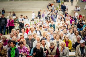 Iespēju aplūkot atjaunoto Mežaparka Lielo estrādi izmanto liels skaits rīdzinieku un pilsētas viesu