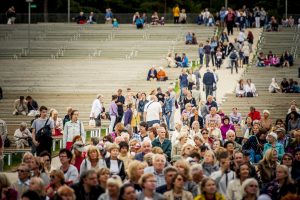 Iespēju aplūkot atjaunoto Mežaparka Lielo estrādi izmanto liels skaits rīdzinieku un pilsētas viesu