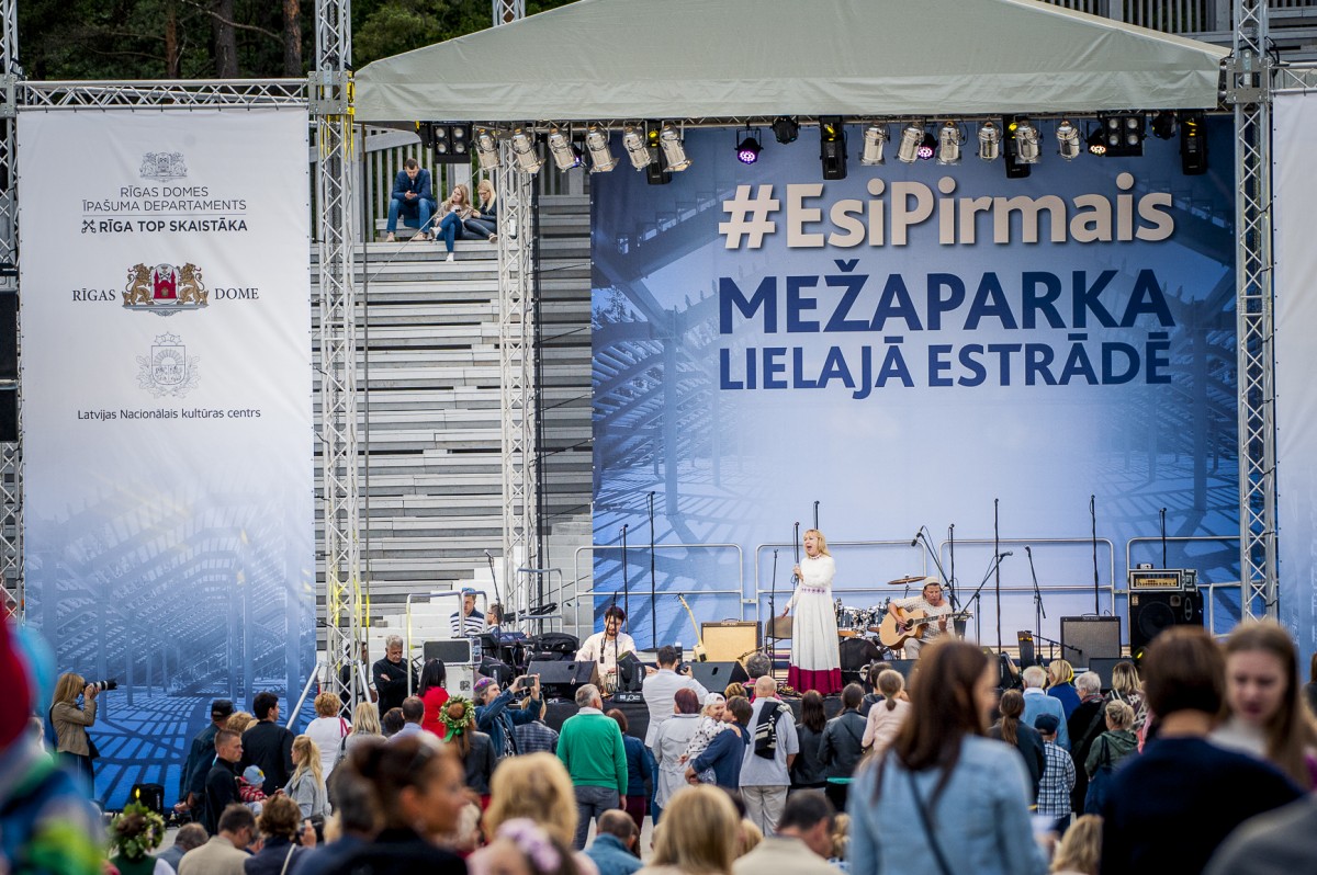 Iespēju aplūkot atjaunoto Mežaparka Lielo estrādi izmanto liels skaits rīdzinieku un pilsētas viesu