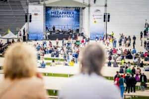 Iespēju aplūkot atjaunoto Mežaparka Lielo estrādi izmanto liels skaits rīdzinieku un pilsētas viesu