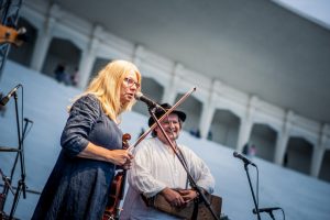 Iespēju aplūkot atjaunoto Mežaparka Lielo estrādi izmanto liels skaits rīdzinieku un pilsētas viesu