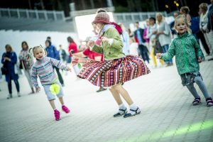 Iespēju aplūkot atjaunoto Mežaparka Lielo estrādi izmanto liels skaits rīdzinieku un pilsētas viesu