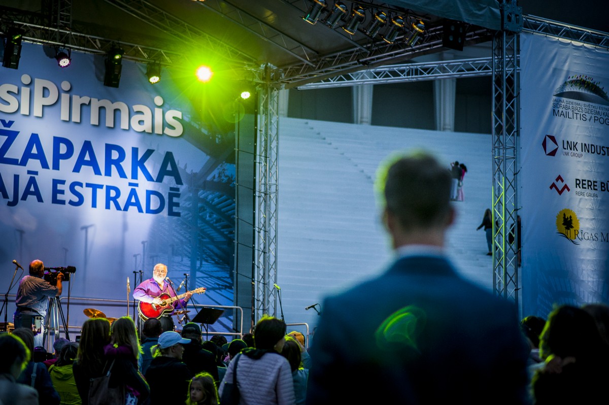 Iespēju aplūkot atjaunoto Mežaparka Lielo estrādi izmanto liels skaits rīdzinieku un pilsētas viesu