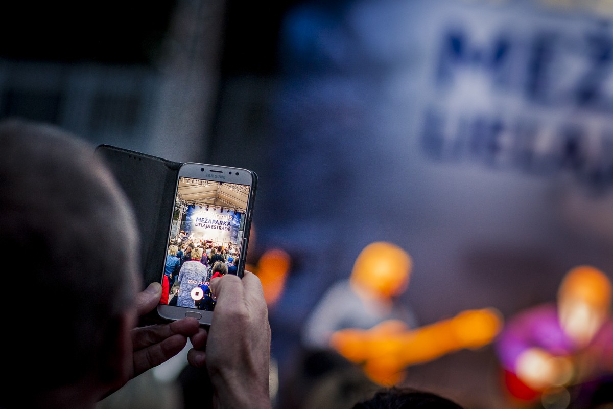 Iespēju aplūkot atjaunoto Mežaparka Lielo estrādi izmanto liels skaits rīdzinieku un pilsētas viesu