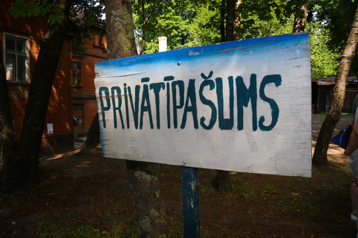 Vidi degradējošu būvju komisija izbraukuma sēdē nolēma ēkas Duntes ielā 24 un Mazajā Ozolu ielā 1 klasificēt par graustiem