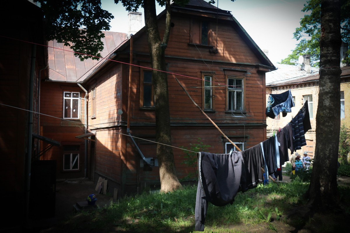 Vidi degradējošu būvju komisija izbraukuma sēdē nolēma ēkas Duntes ielā 24 un Mazajā Ozolu ielā 1 klasificēt par graustiem