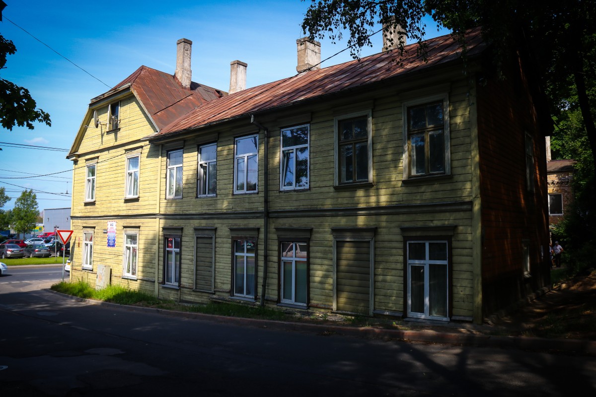 Vidi degradējošu būvju komisija izbraukuma sēdē nolēma ēkas Duntes ielā 24 un Mazajā Ozolu ielā 1 klasificēt par graustiem