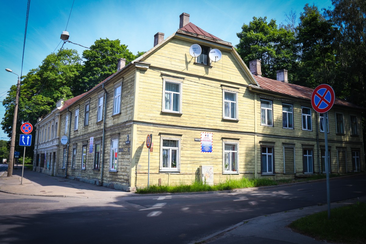 Vidi degradējošu būvju komisija izbraukuma sēdē nolēma ēkas Duntes ielā 24 un Mazajā Ozolu ielā 1 klasificēt par graustiem