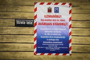 Vidi degradējošu būvju komisija izbraukuma sēdē nolēma ēkas Duntes ielā 24 un Mazajā Ozolu ielā 1 klasificēt par graustiem