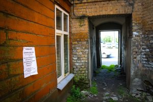 Vidi degradējošu būvju komisija izbraukuma sēdē nolēma ēkas Duntes ielā 24 un Mazajā Ozolu ielā 1 klasificēt par graustiem