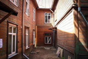 Vidi degradējošu būvju komisija izbraukuma sēdē nolēma ēkas Duntes ielā 24 un Mazajā Ozolu ielā 1 klasificēt par graustiem