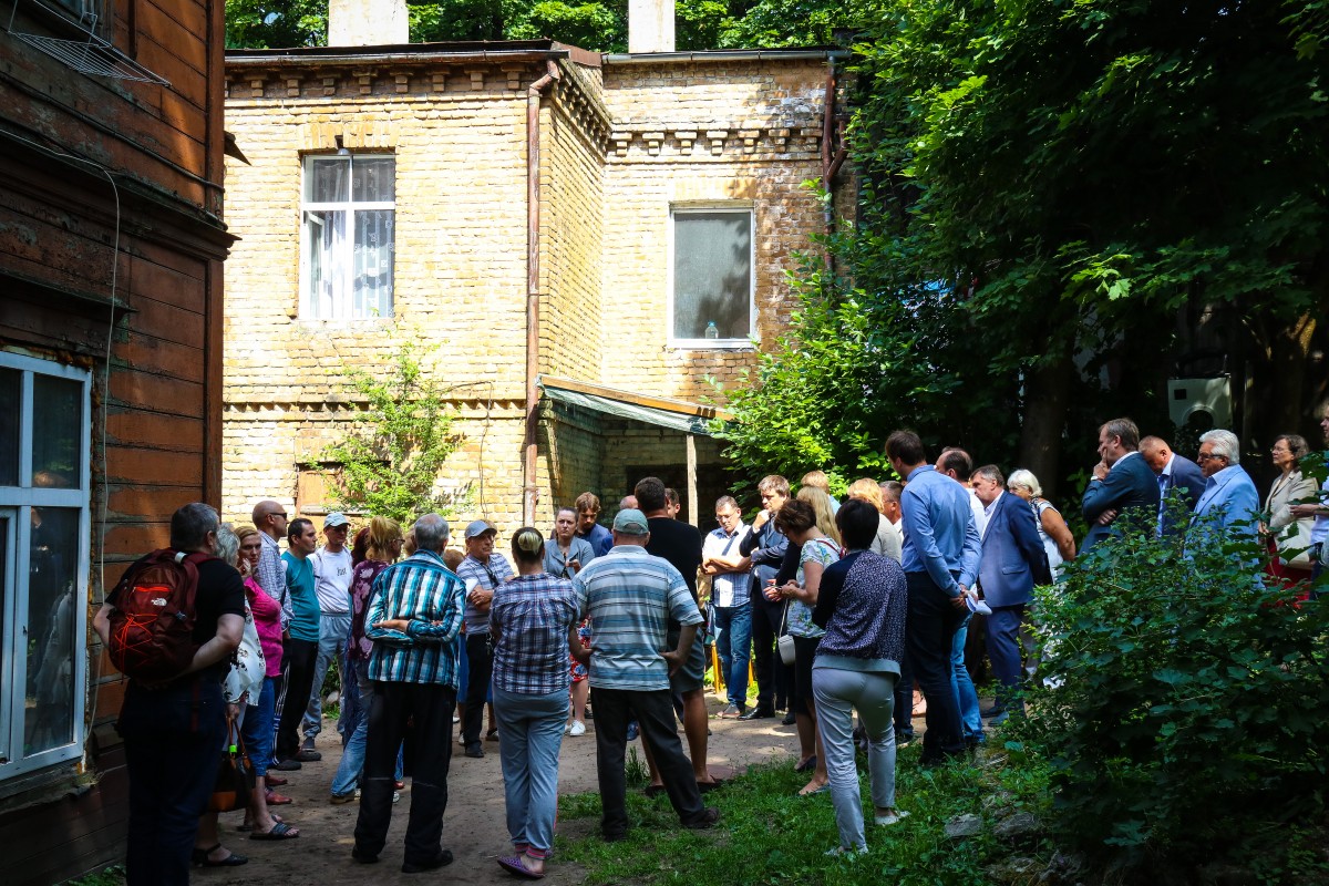 Vidi degradējošu būvju komisija izbraukuma sēdē nolēma ēkas Duntes ielā 24 un Mazajā Ozolu ielā 1 klasificēt par graustiem
