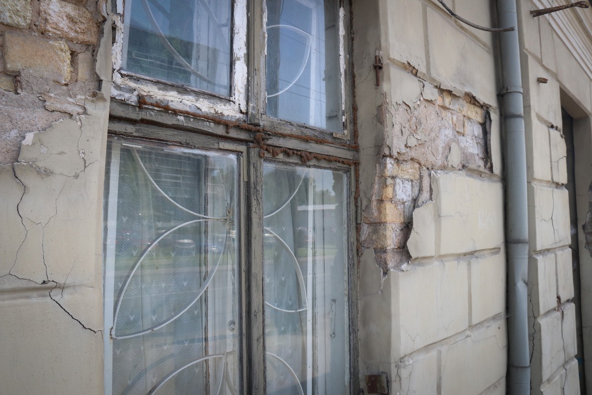 Vidi degradējošu būvju komisija izbraukuma sēdē nolēma ēkas Duntes ielā 24 un Mazajā Ozolu ielā 1 klasificēt par graustiem