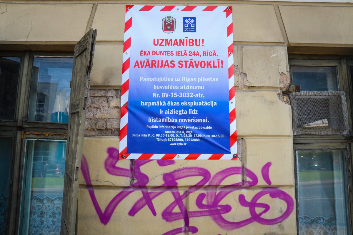 Vidi degradējošu būvju komisija izbraukuma sēdē nolēma ēkas Duntes ielā 24 un Mazajā Ozolu ielā 1 klasificēt par graustiem