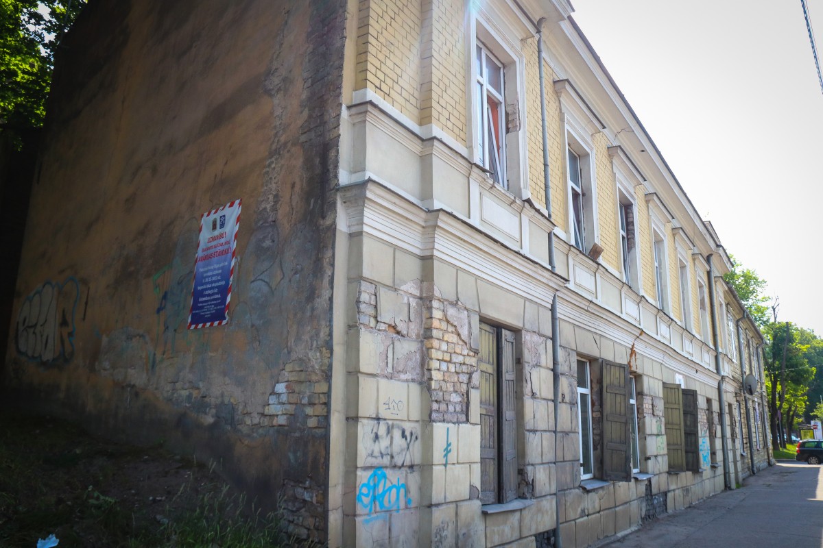 Vidi degradējošu būvju komisija izbraukuma sēdē nolēma ēkas Duntes ielā 24 un Mazajā Ozolu ielā 1 klasificēt par graustiem