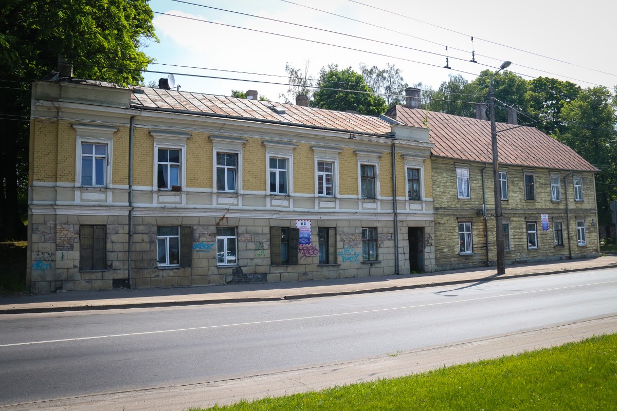 Vidi degradējošu būvju komisija izbraukuma sēdē nolēma ēkas Duntes ielā 24 un Mazajā Ozolu ielā 1 klasificēt par graustiem