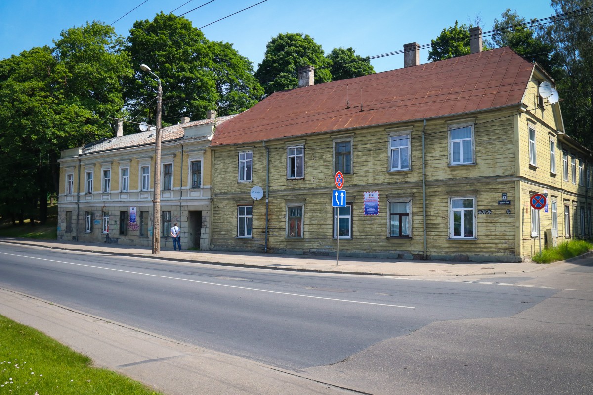 Vidi degradējošu būvju komisija izbraukuma sēdē nolēma ēkas Duntes ielā 24 un Mazajā Ozolu ielā 1 klasificēt par graustiem