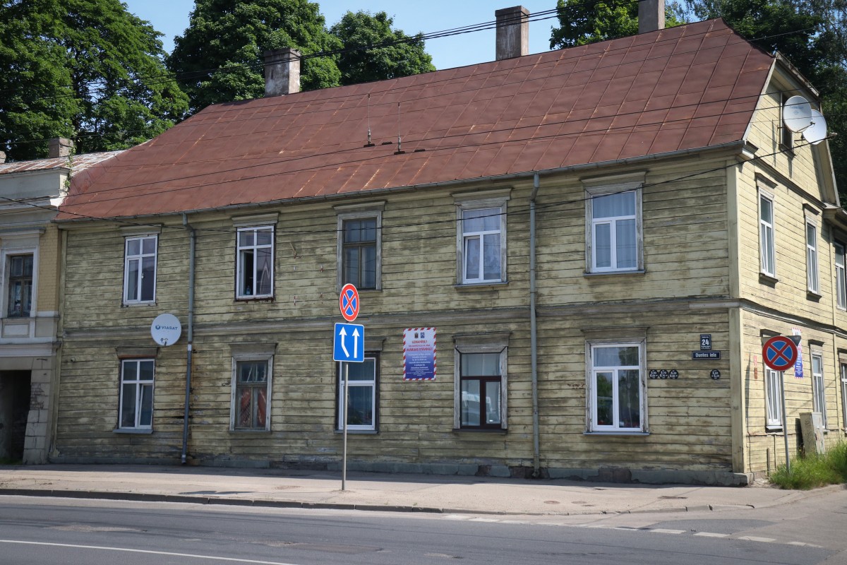 Vidi degradējošu būvju komisija izbraukuma sēdē nolēma ēkas Duntes ielā 24 un Mazajā Ozolu ielā 1 klasificēt par graustiem